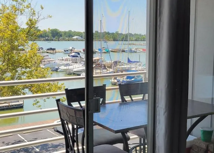 Port Clinton Paradise- Waterfront 2 Bedroom, Pool, Hot Tub, Sauna, Fire Pit