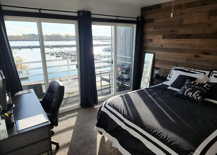 Port Clinton Paradise- Waterfront 2 Bedroom, Pool, Hot Tub, Sauna, Fire Pit