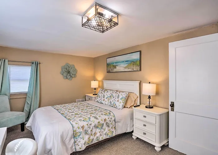 Lorain Lake Cottage < 1 Mi To Lake Erie Fun!